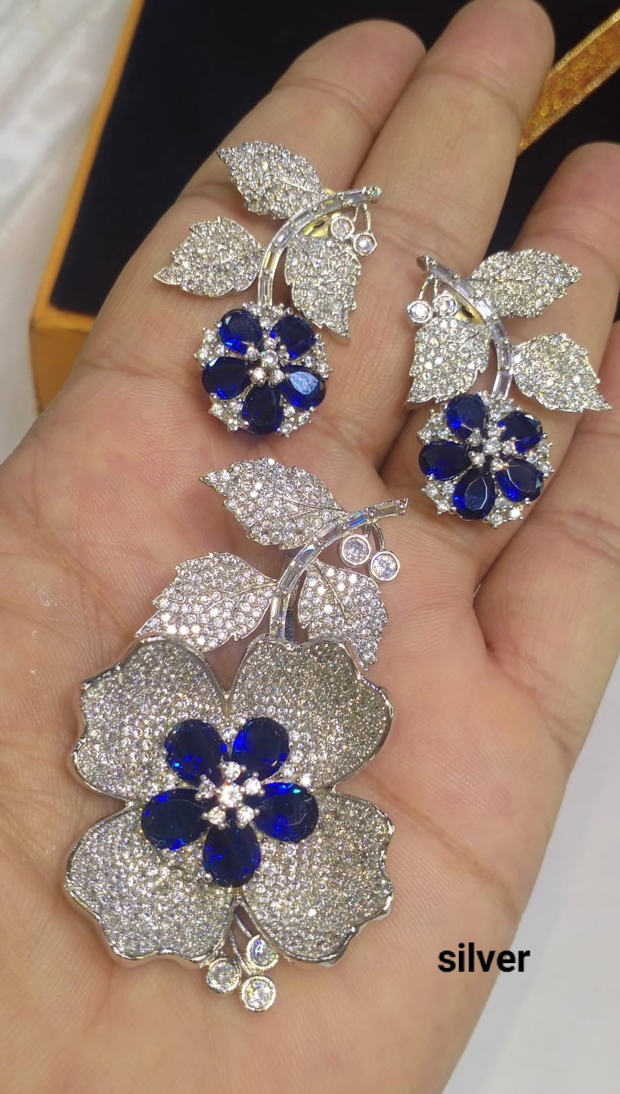 *Pendant set with earrings*