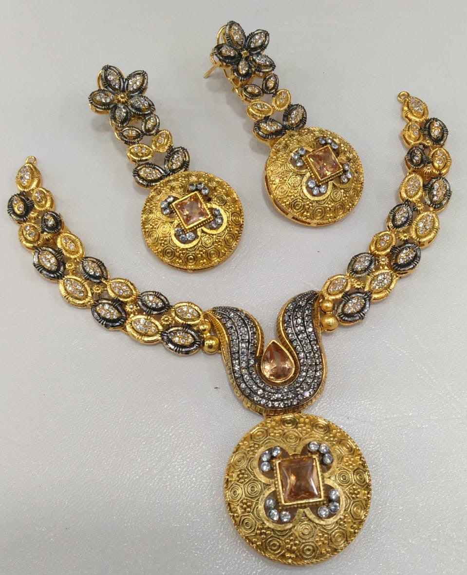 Modern necklace set