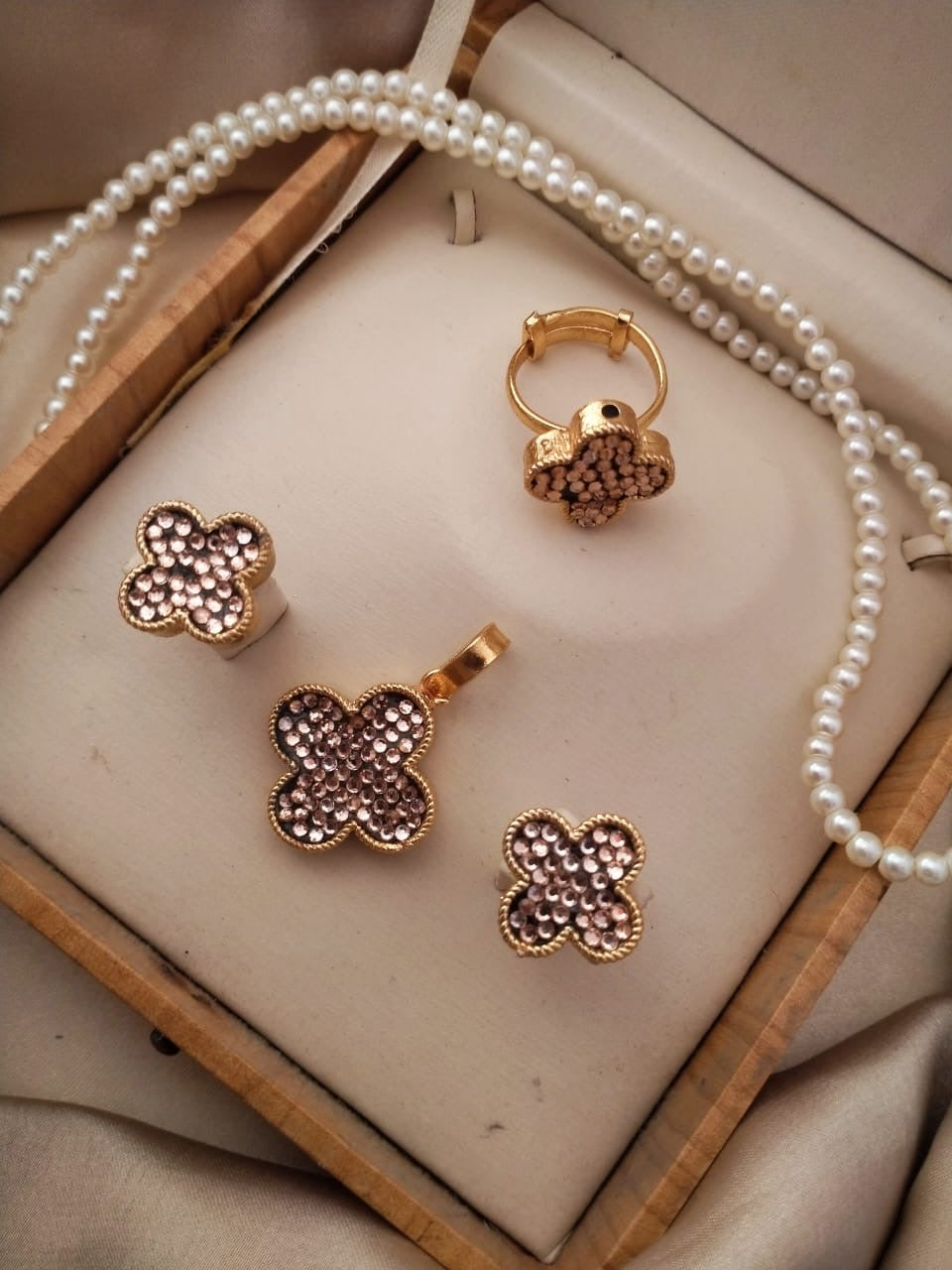 Pendant set with Mala string