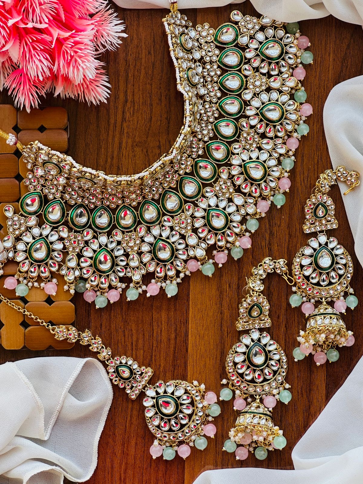Dabbiii kundan set with centre meenakariii