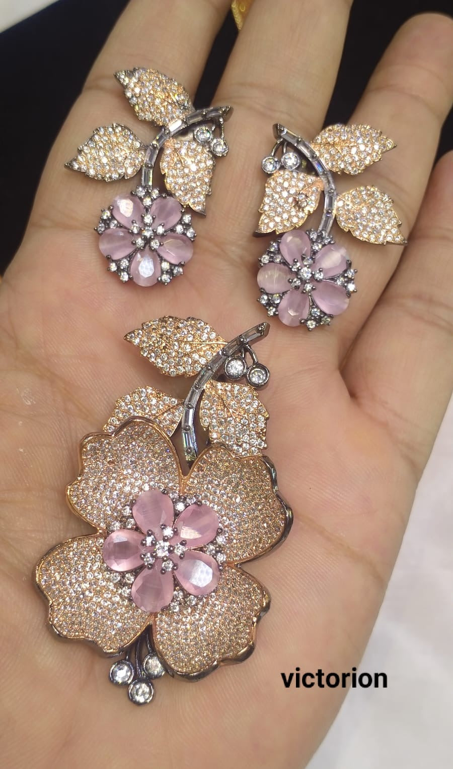 *Pendant set with earrings*