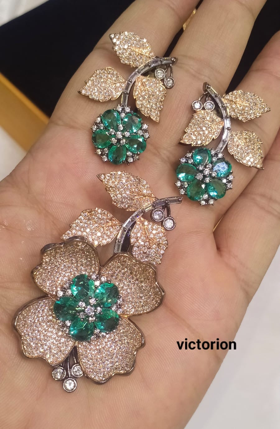 *Pendant set with earrings*