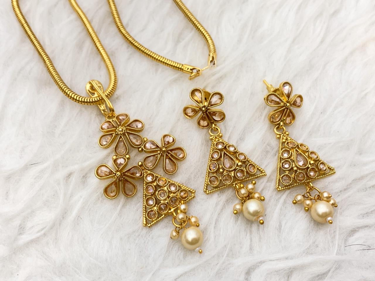 *Copper Material Pendant Set with Champagne stones*