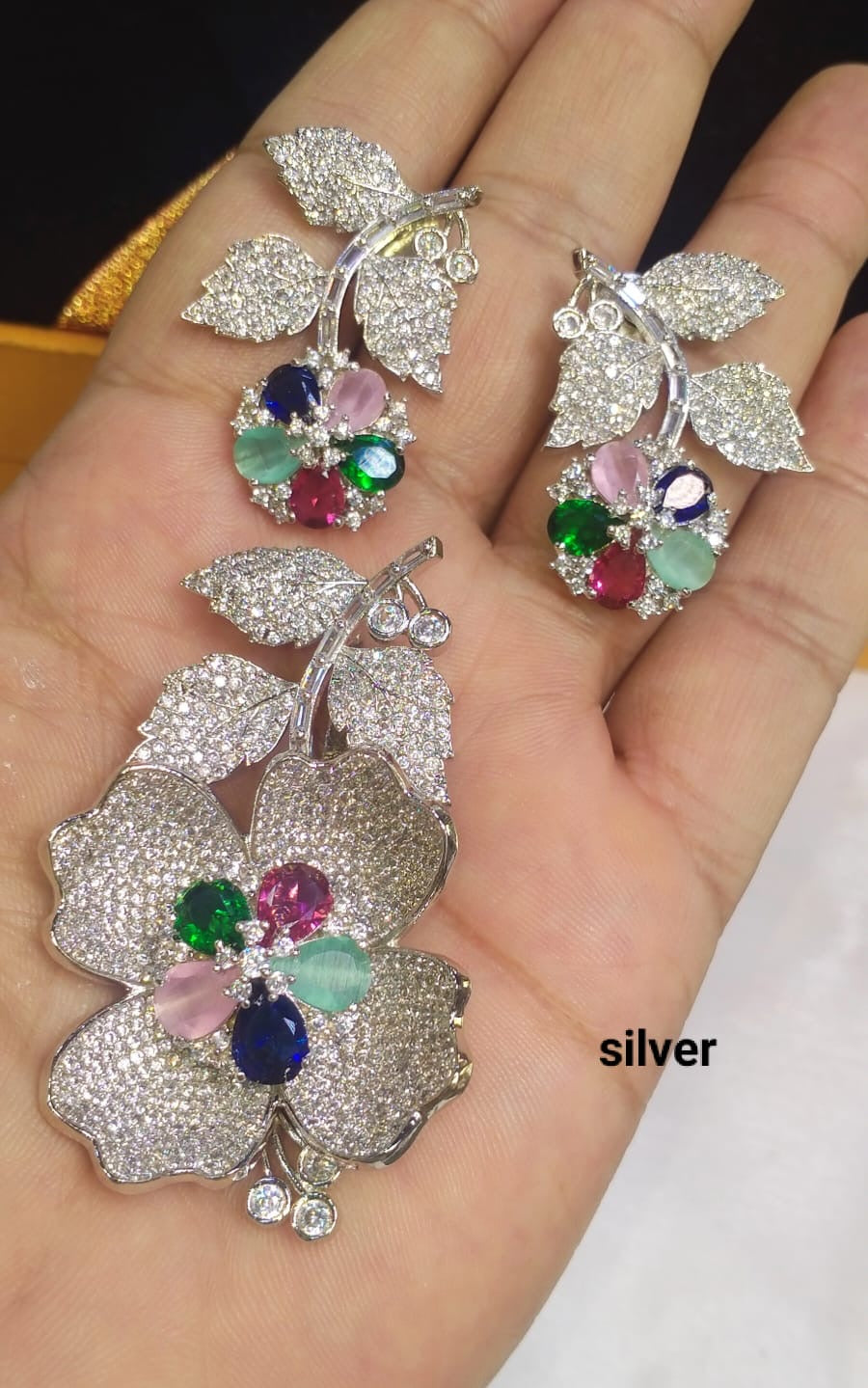 *Pendant set with earrings*