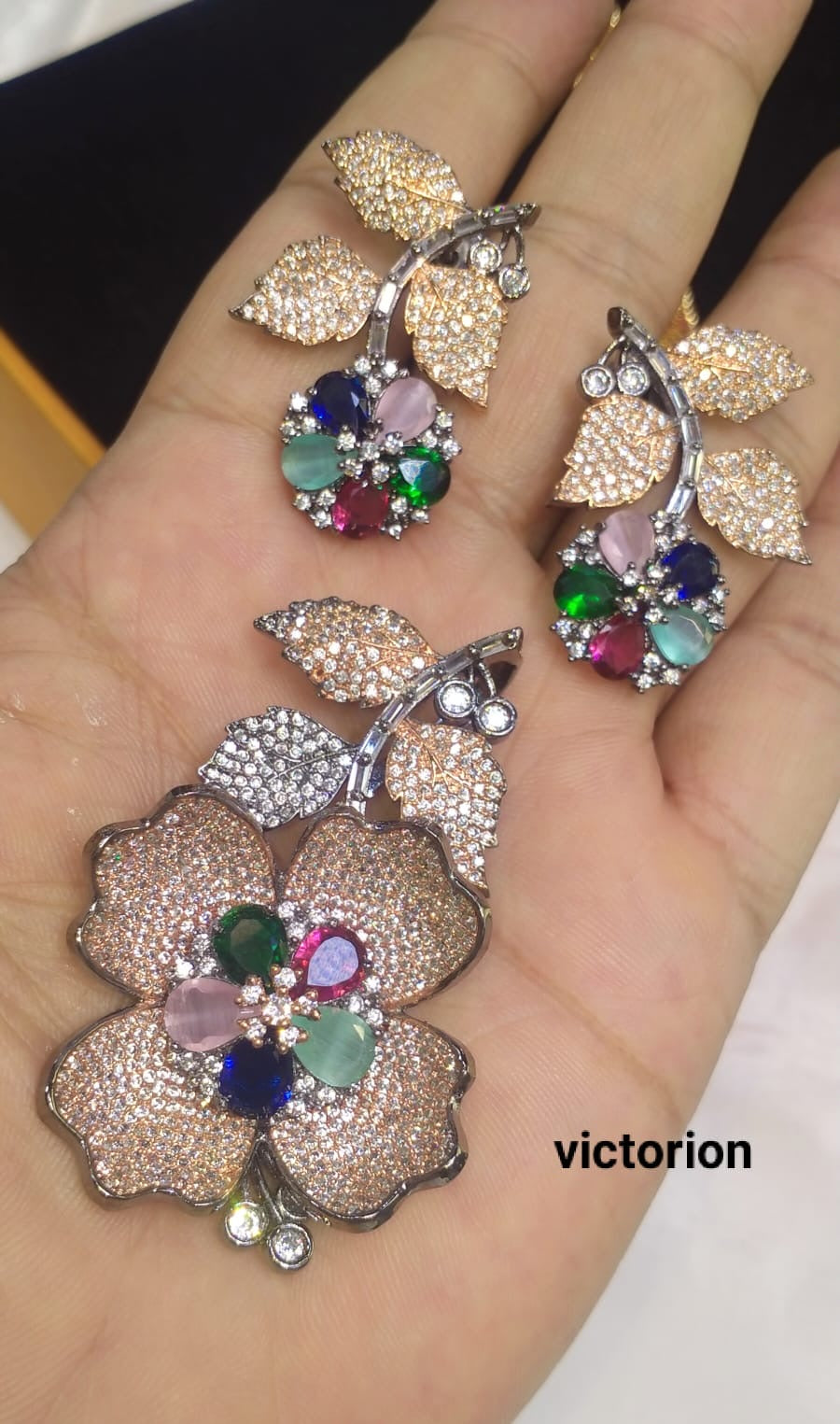 *Pendant set with earrings*