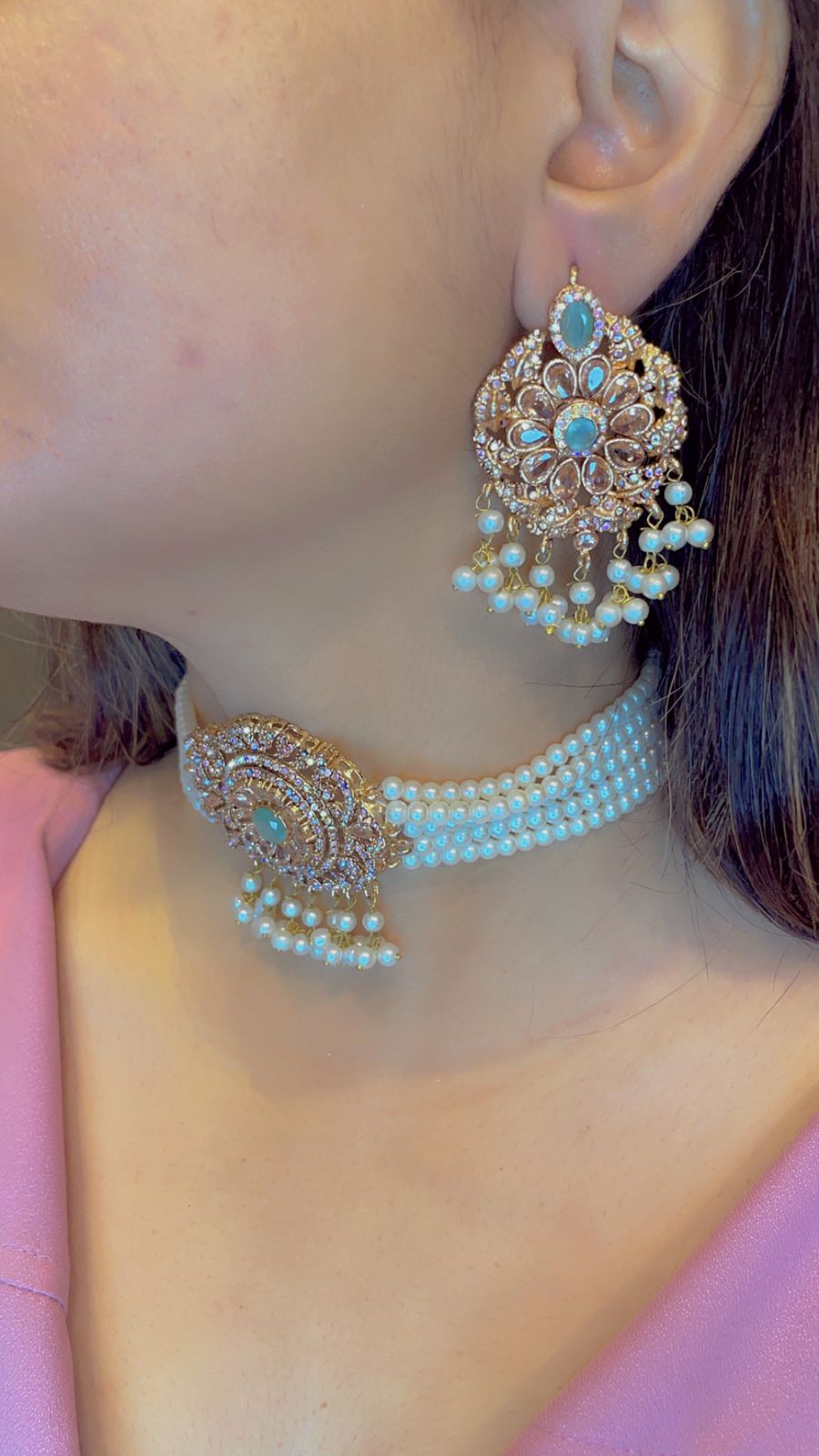 Chokar set with stylish earring
Colors available
