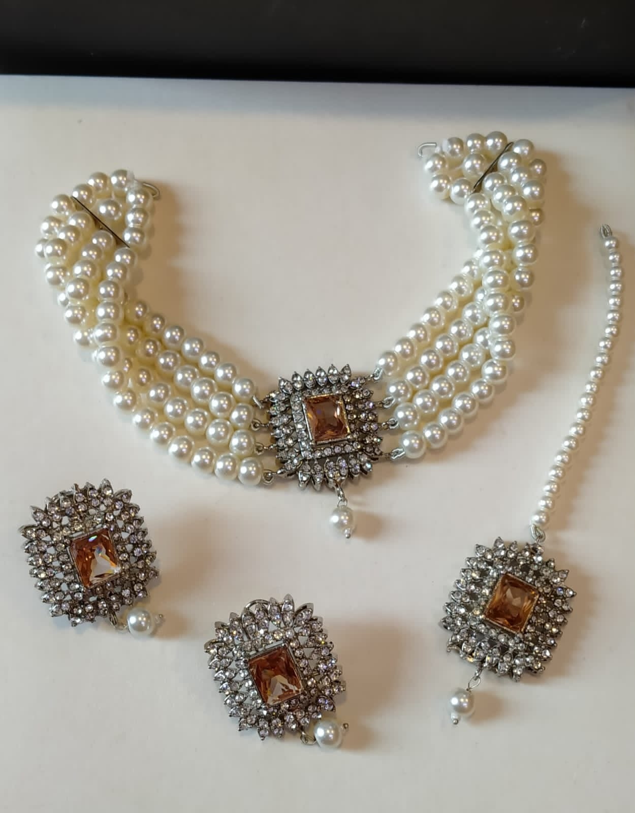 *Stones choker set*