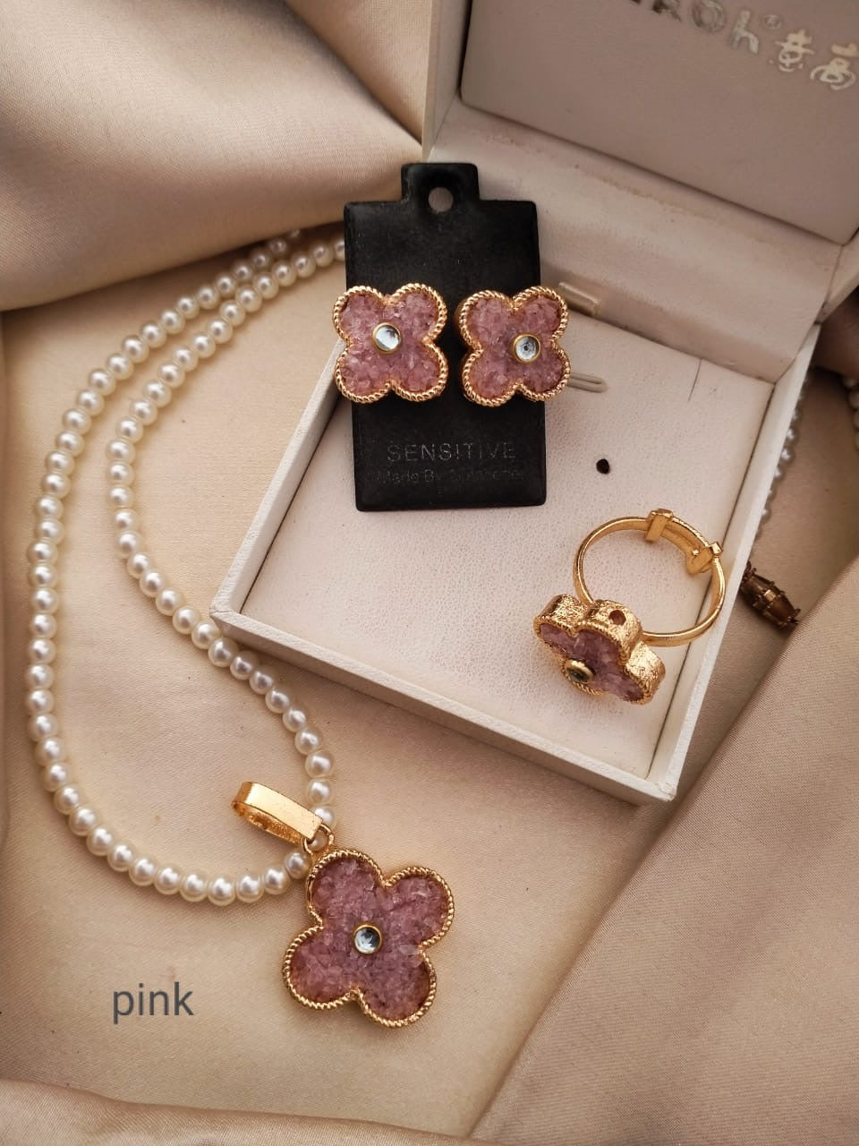 Pendant set with Mala string