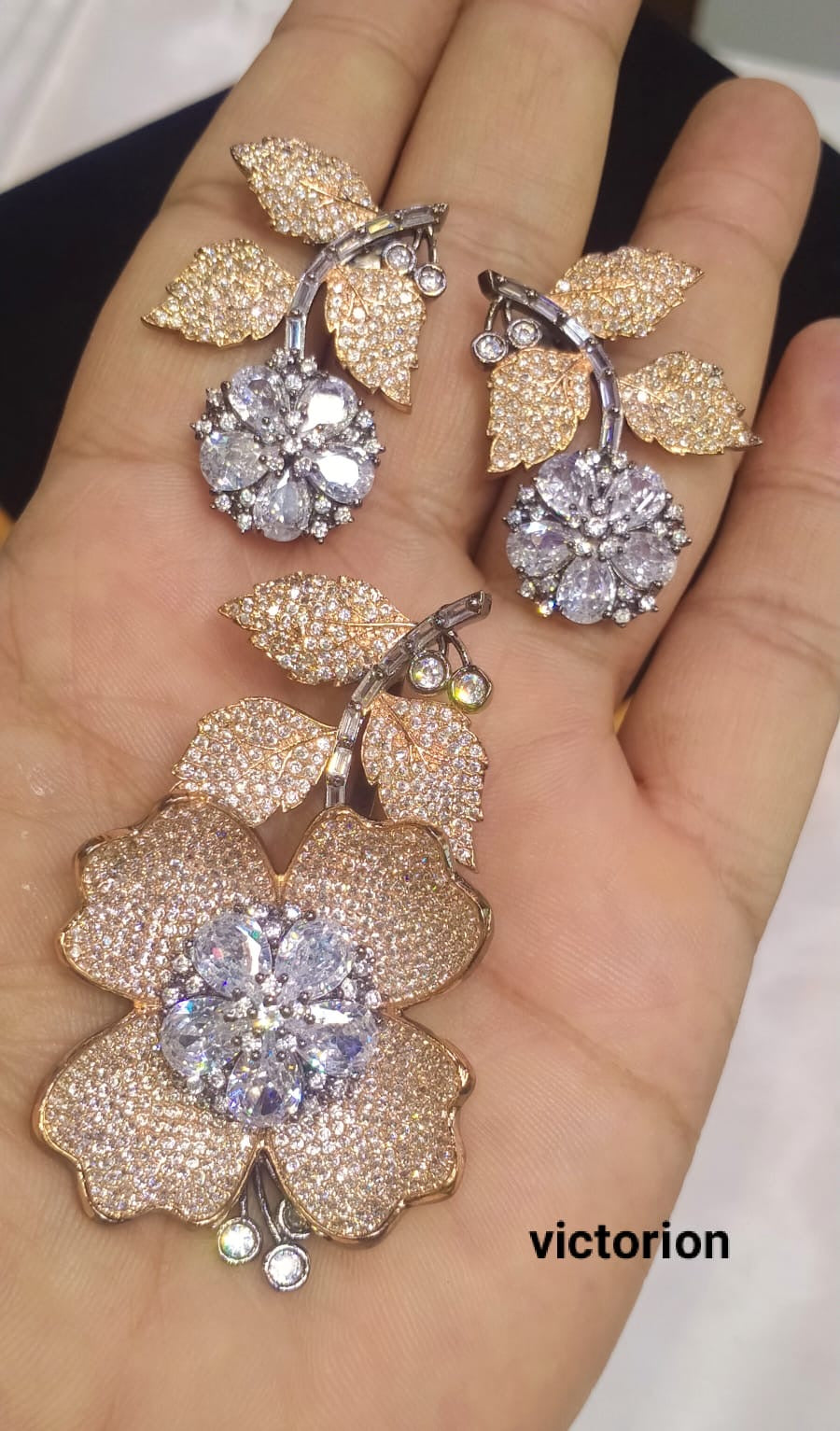 *Pendant set with earrings*