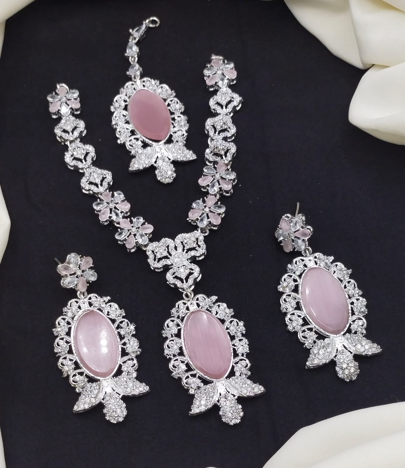 Pendant set
