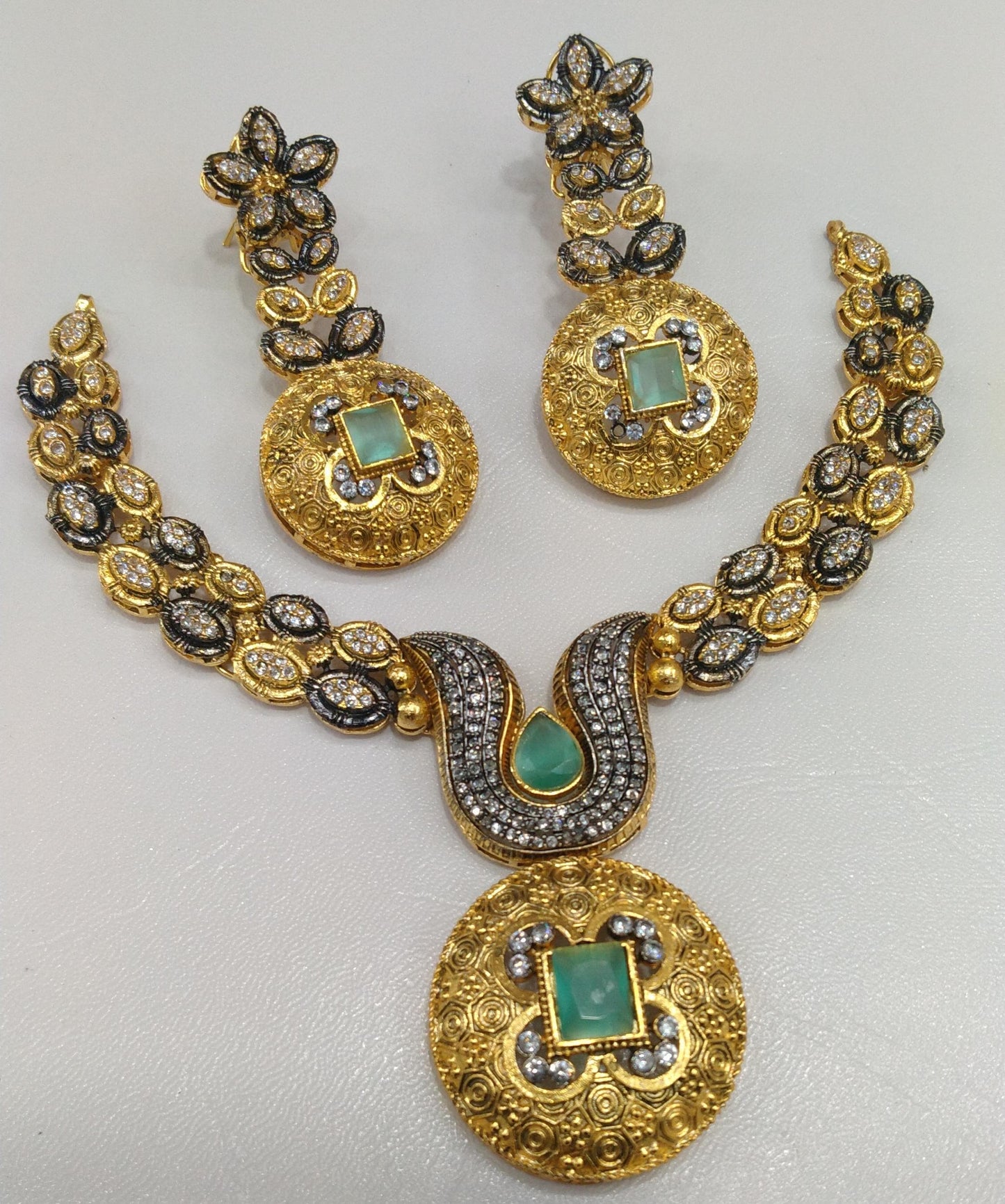 Modern necklace set