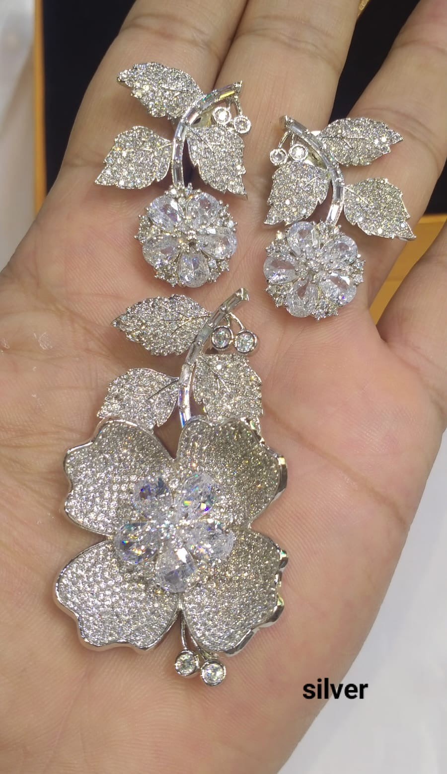 *Pendant set with earrings*