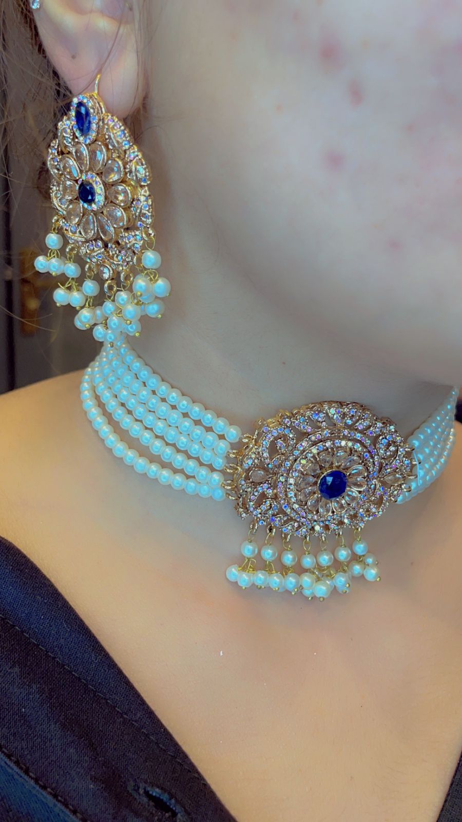 Chokar set with stylish earring
Colors available