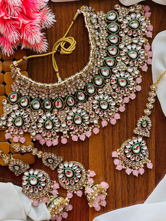 Dabbiii kundan set with centre meenakariii