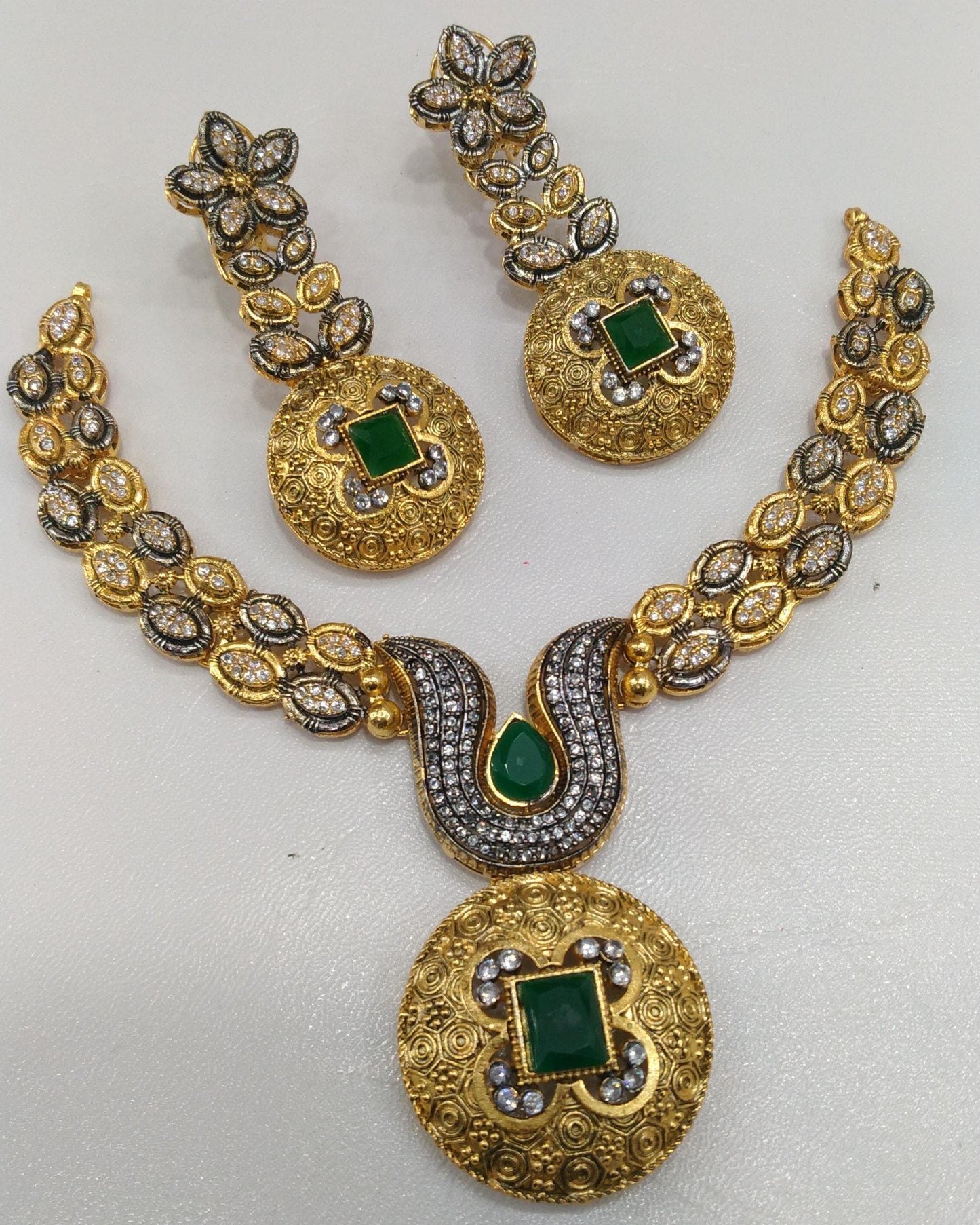 Modern necklace set