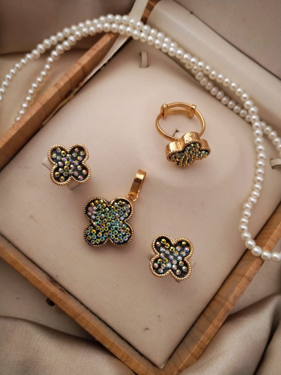 Pendant set with Mala string