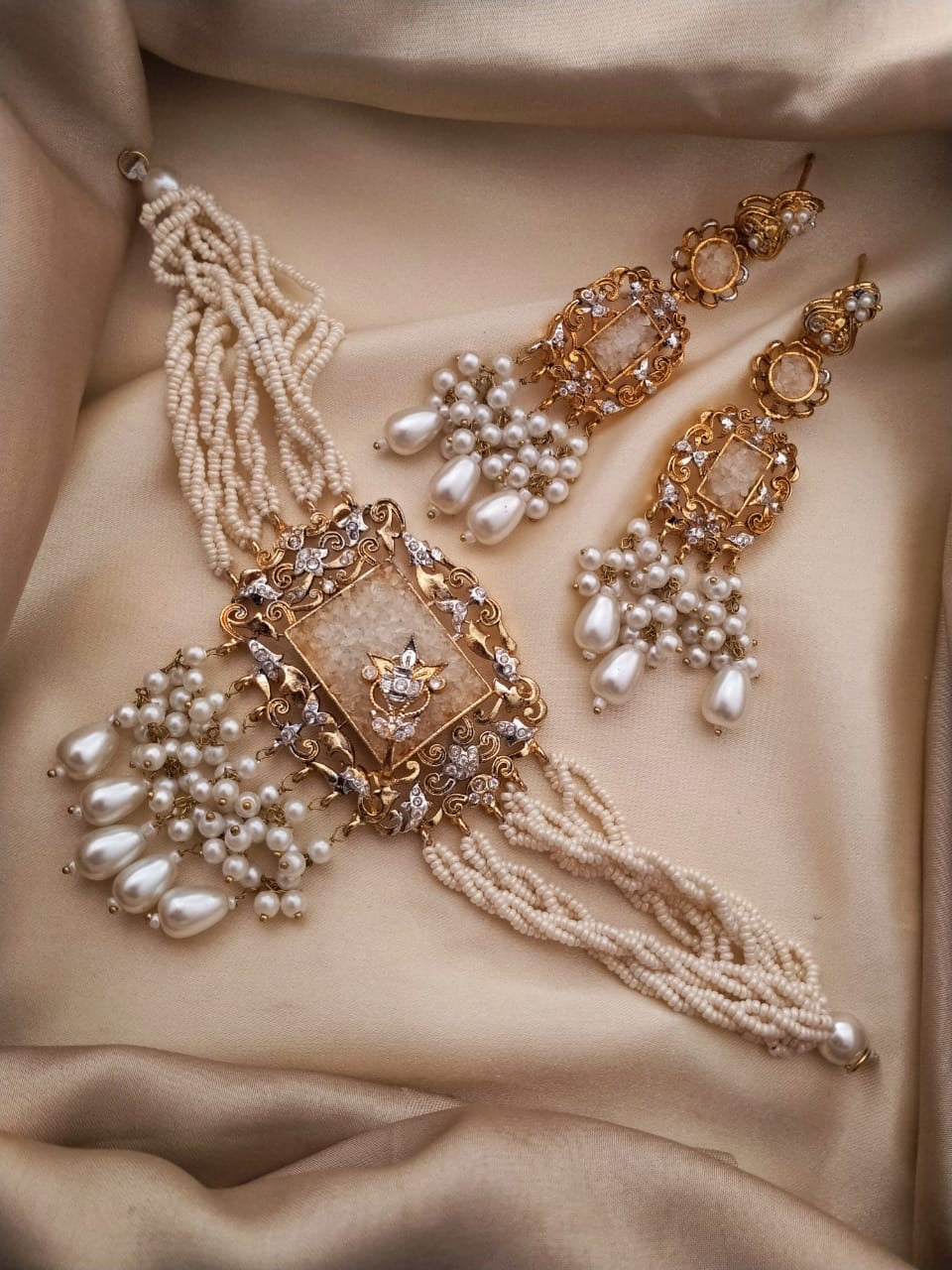 Modern choker sets
