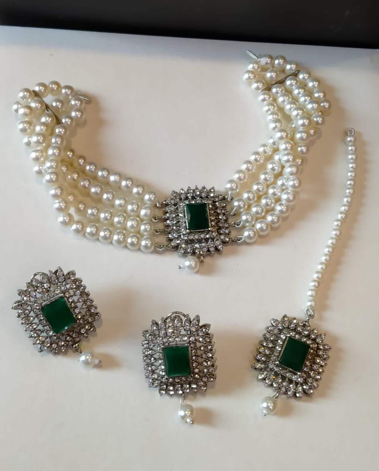 *Stones choker set*