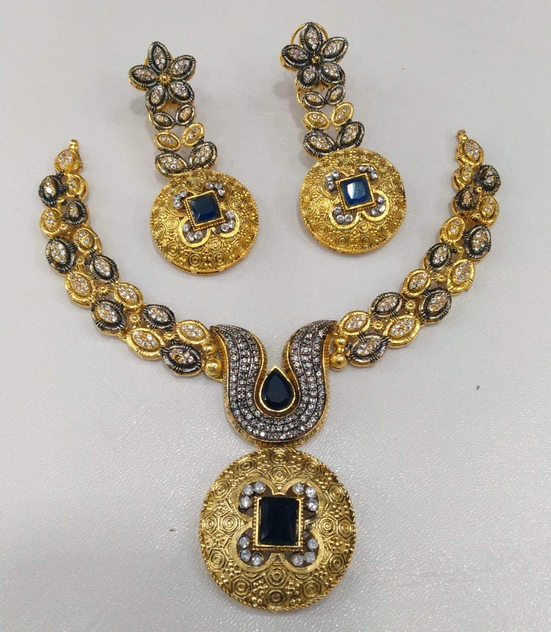 Modern necklace set