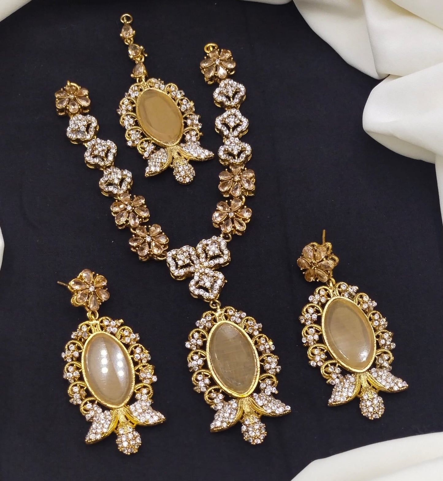 Pendant set