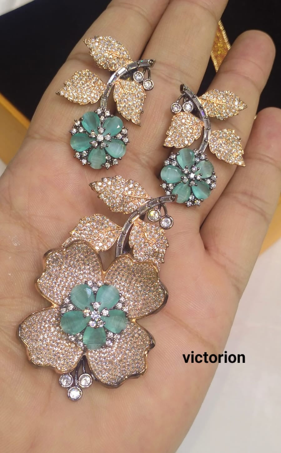 *Pendant set with earrings*