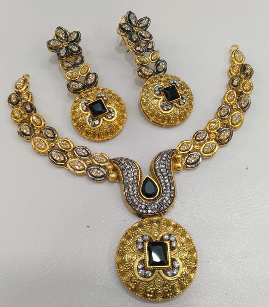 Modern necklace set