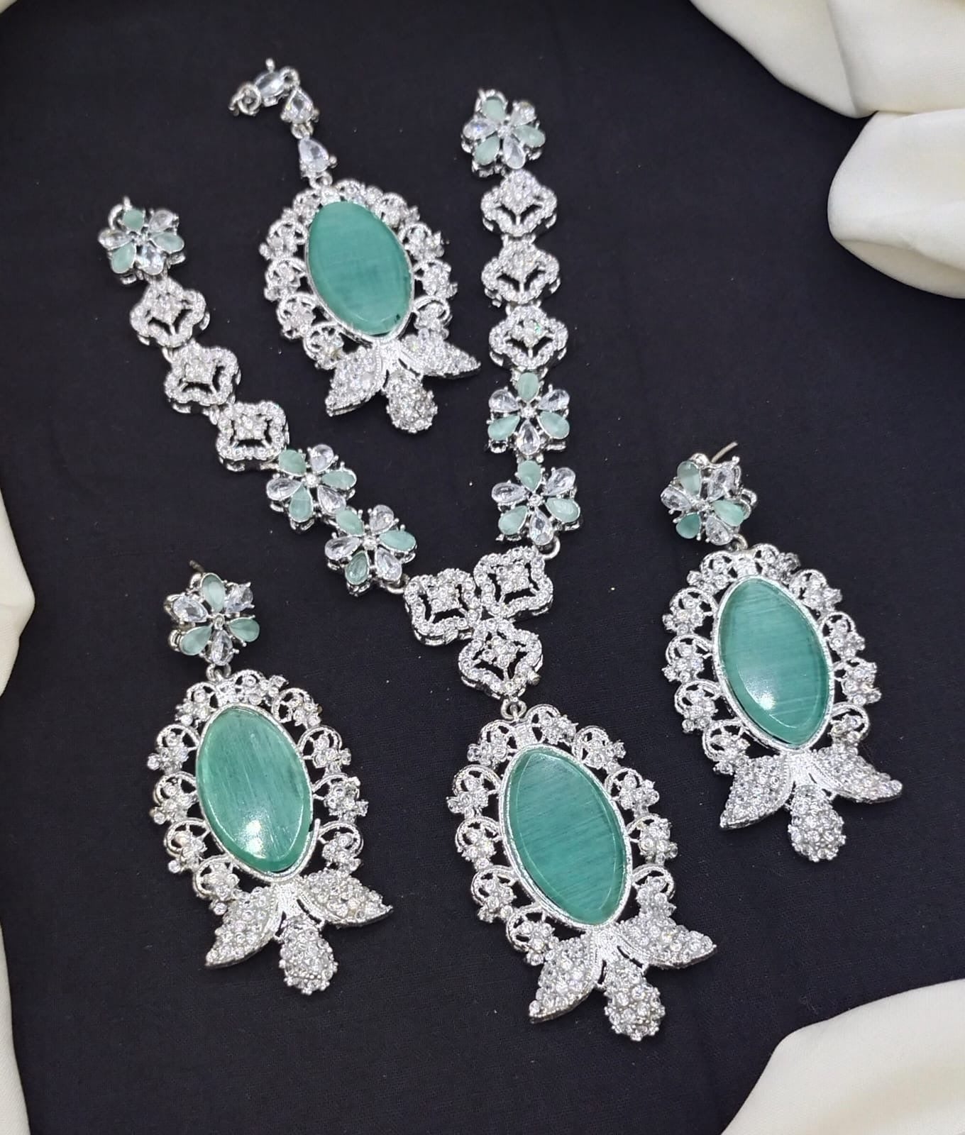 Pendant set