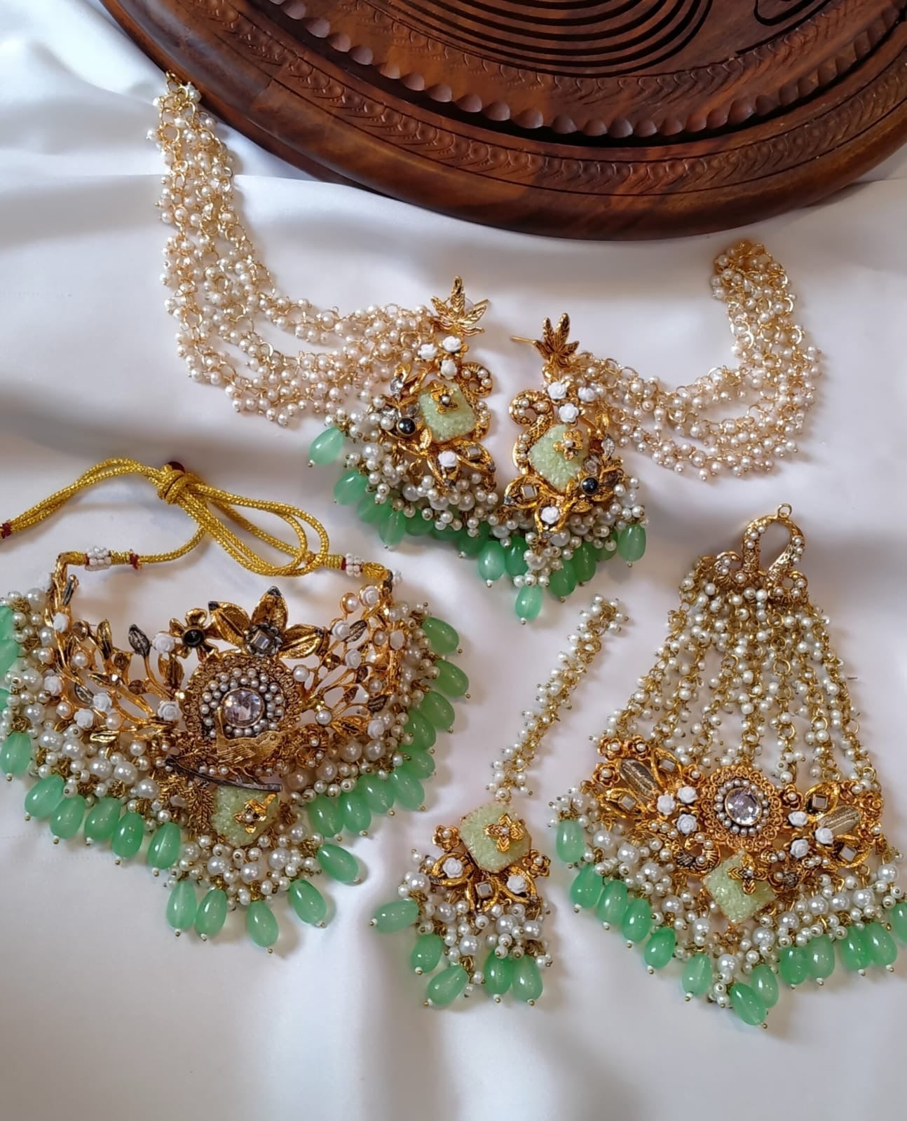 *Handmade crush stone complete bridal kit*
Price without jhumar Rs, 10,800