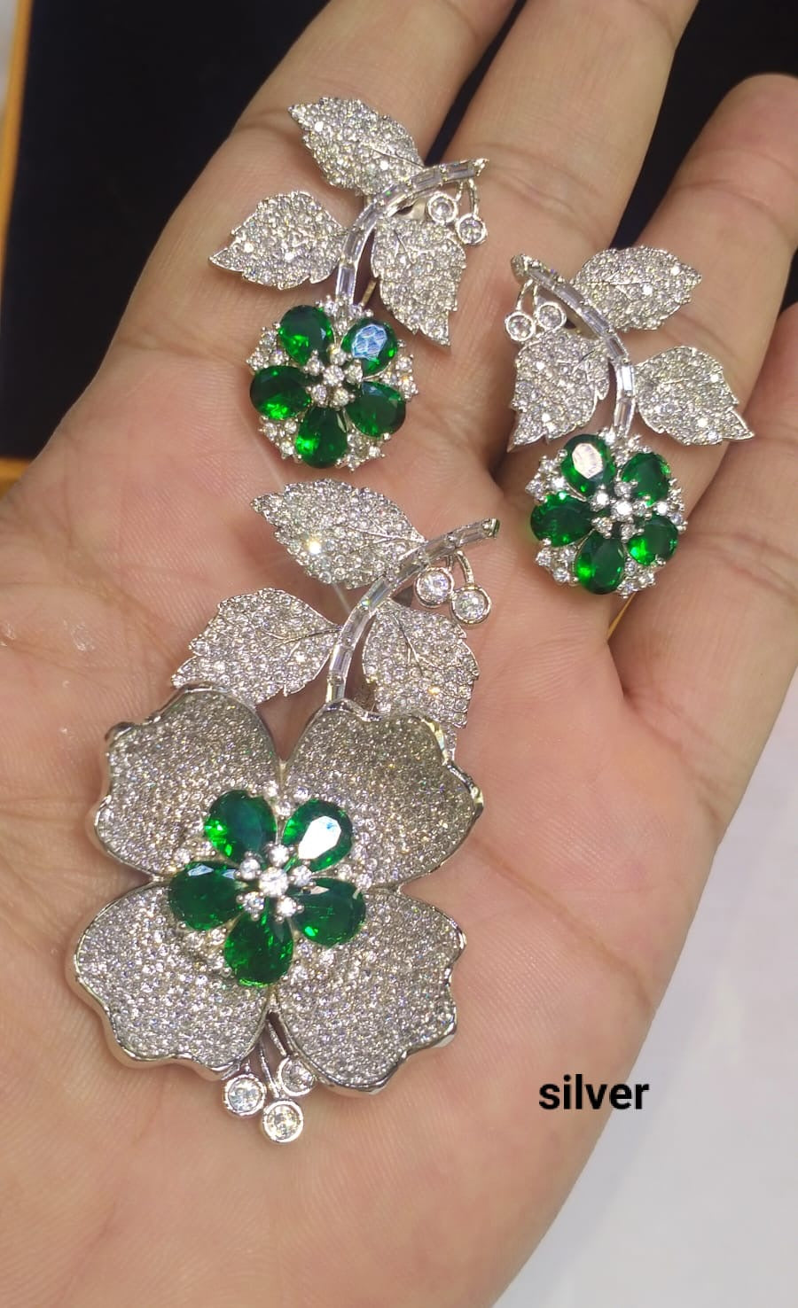 *Pendant set with earrings*