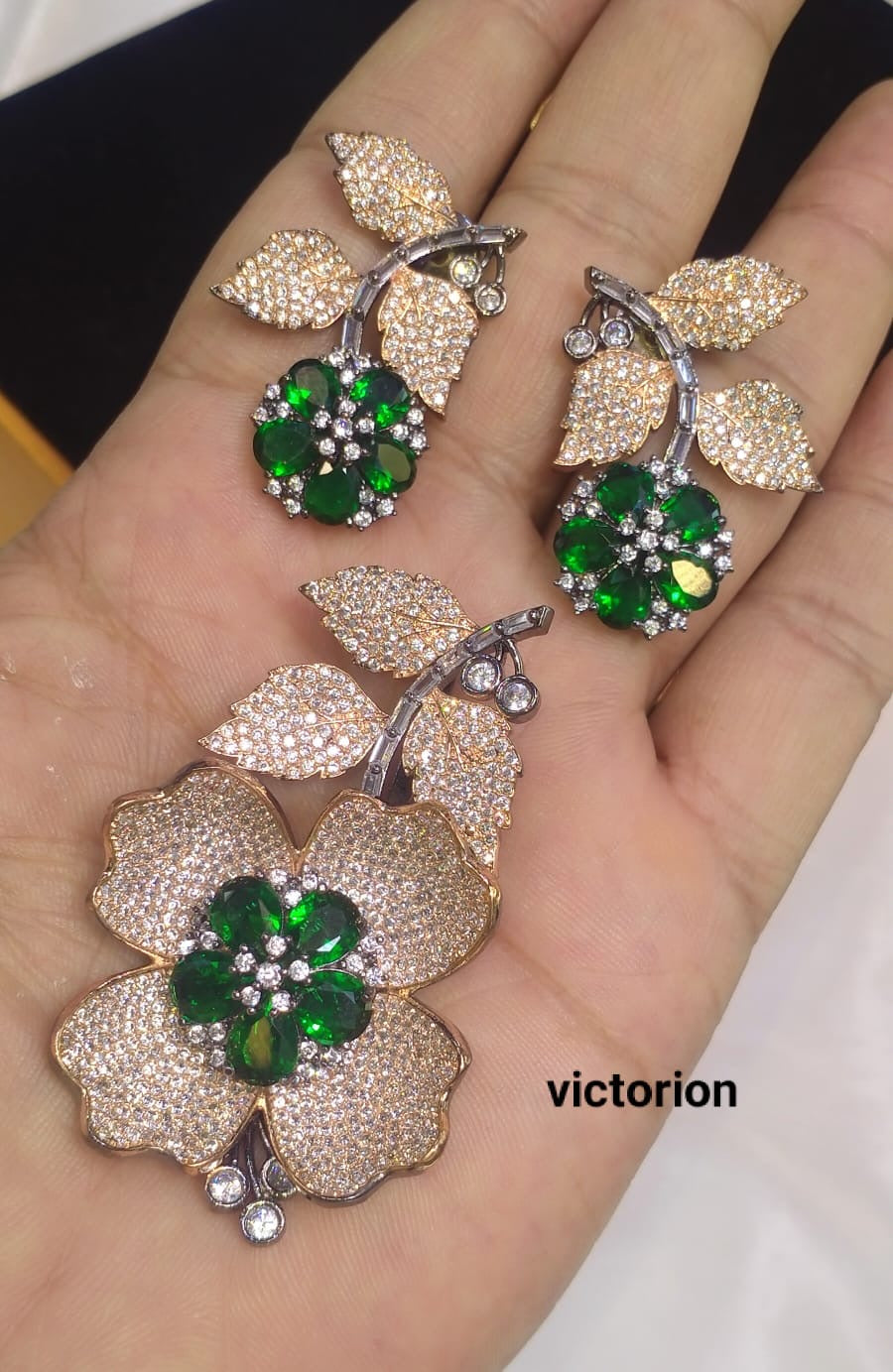 *Pendant set with earrings*