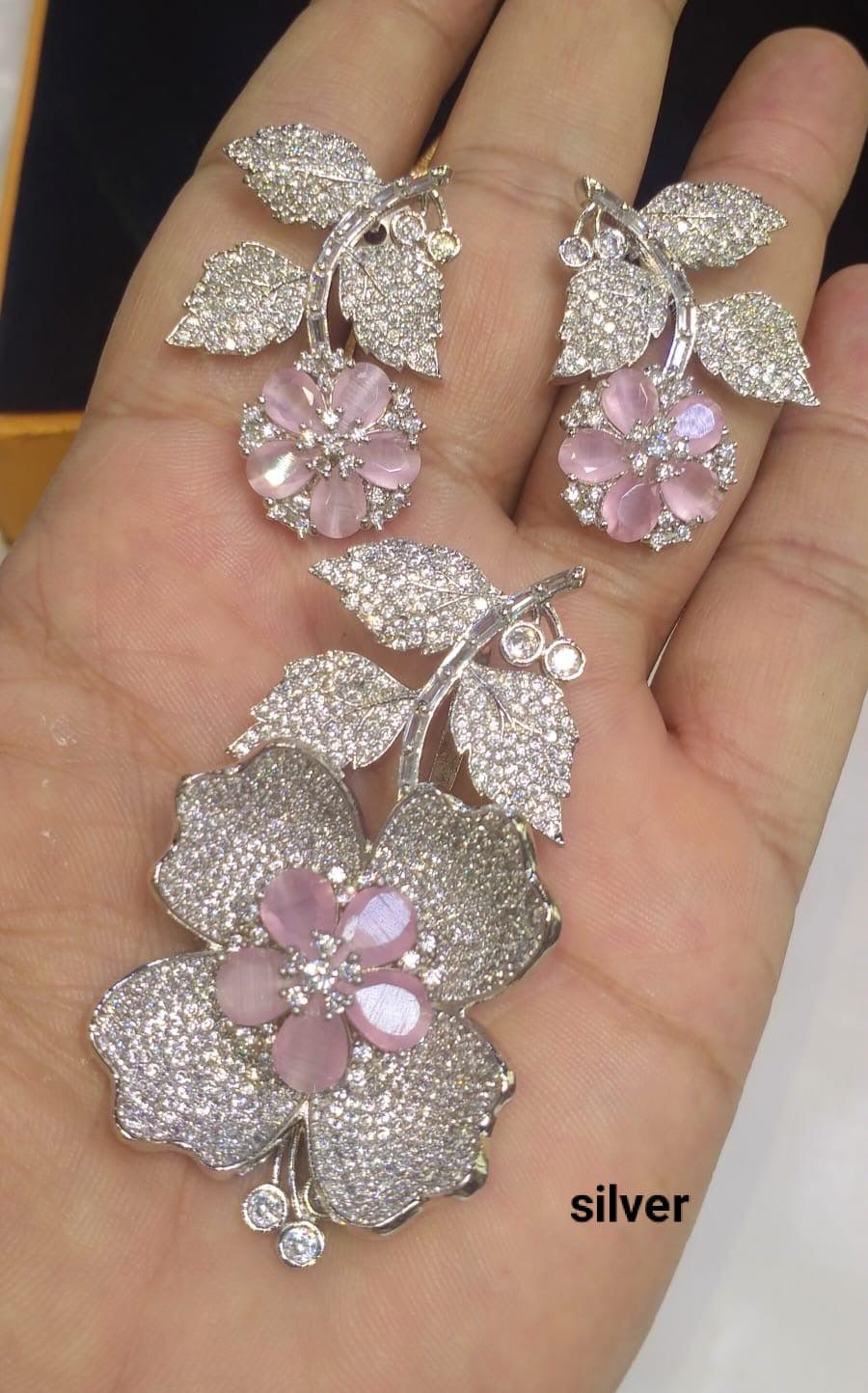 *Pendant set with earrings*