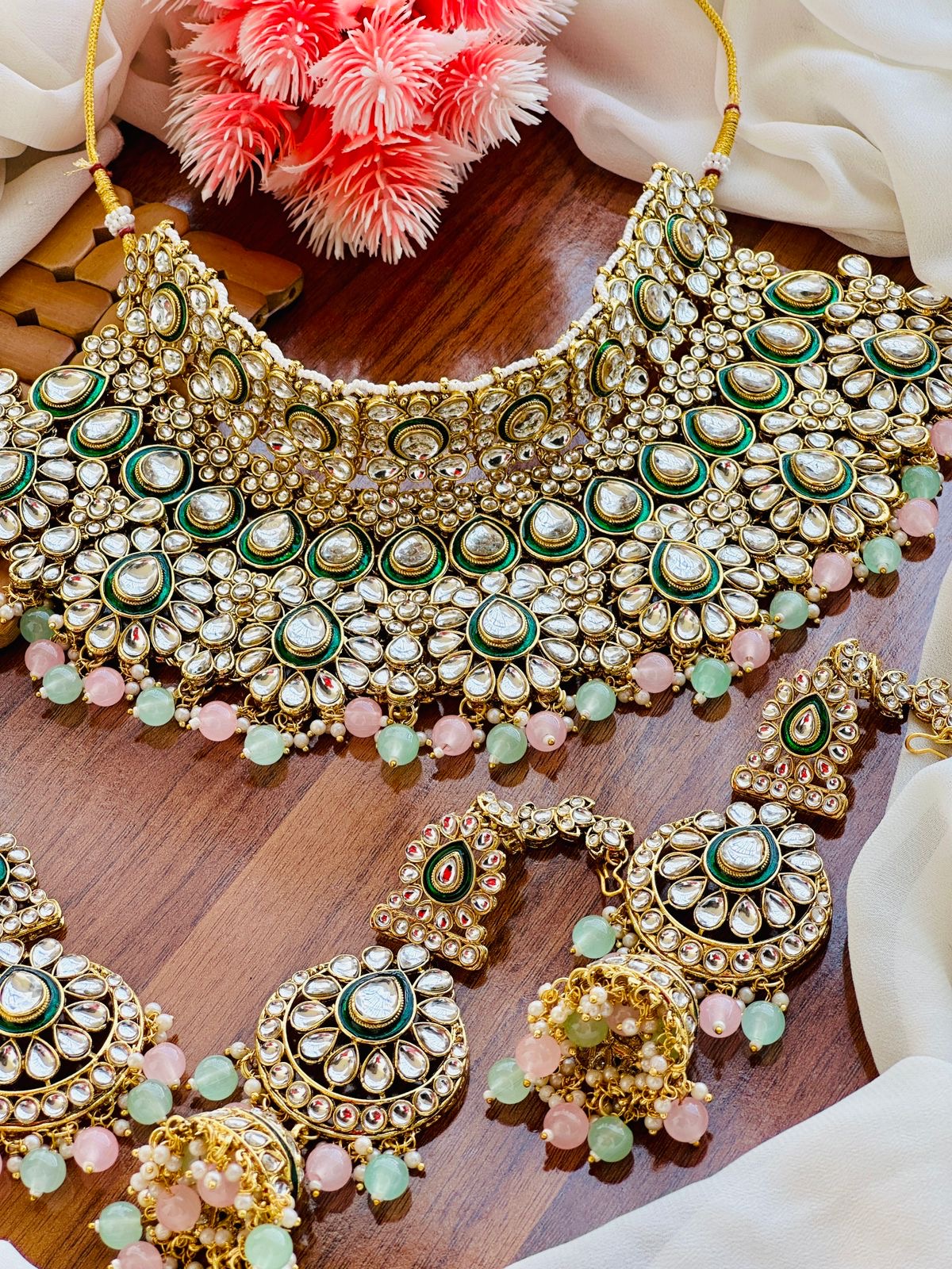 Dabbiii kundan set with centre meenakariii
