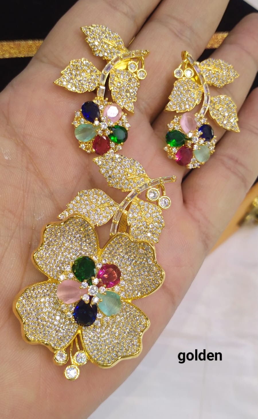 *Pendant set with earrings*