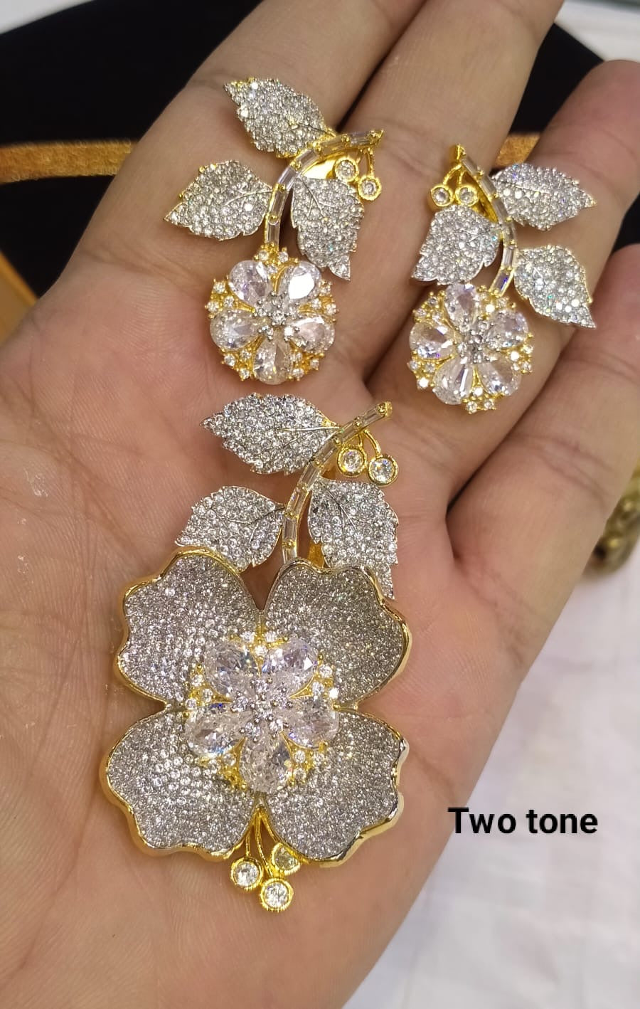*Pendant set with earrings*
