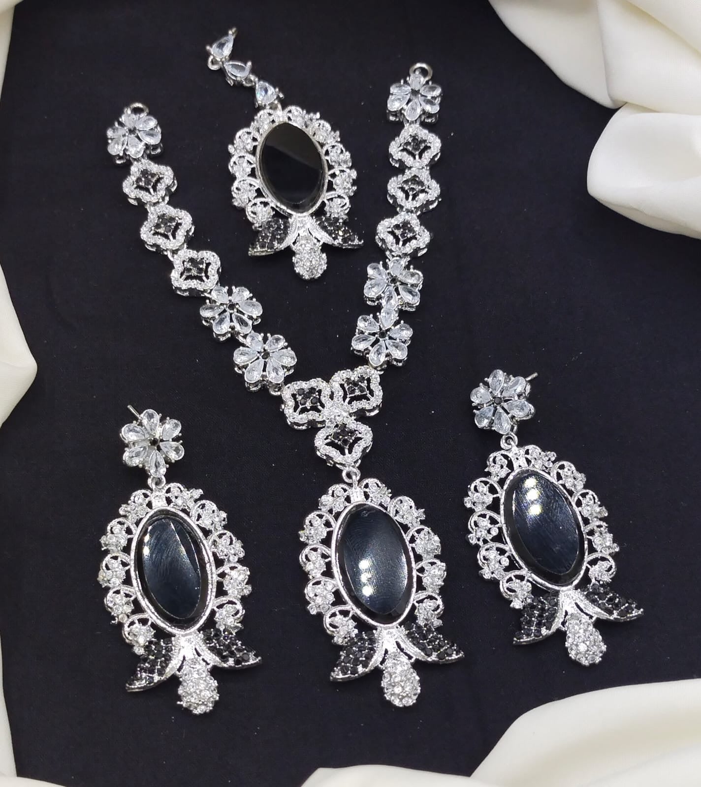 Pendant set