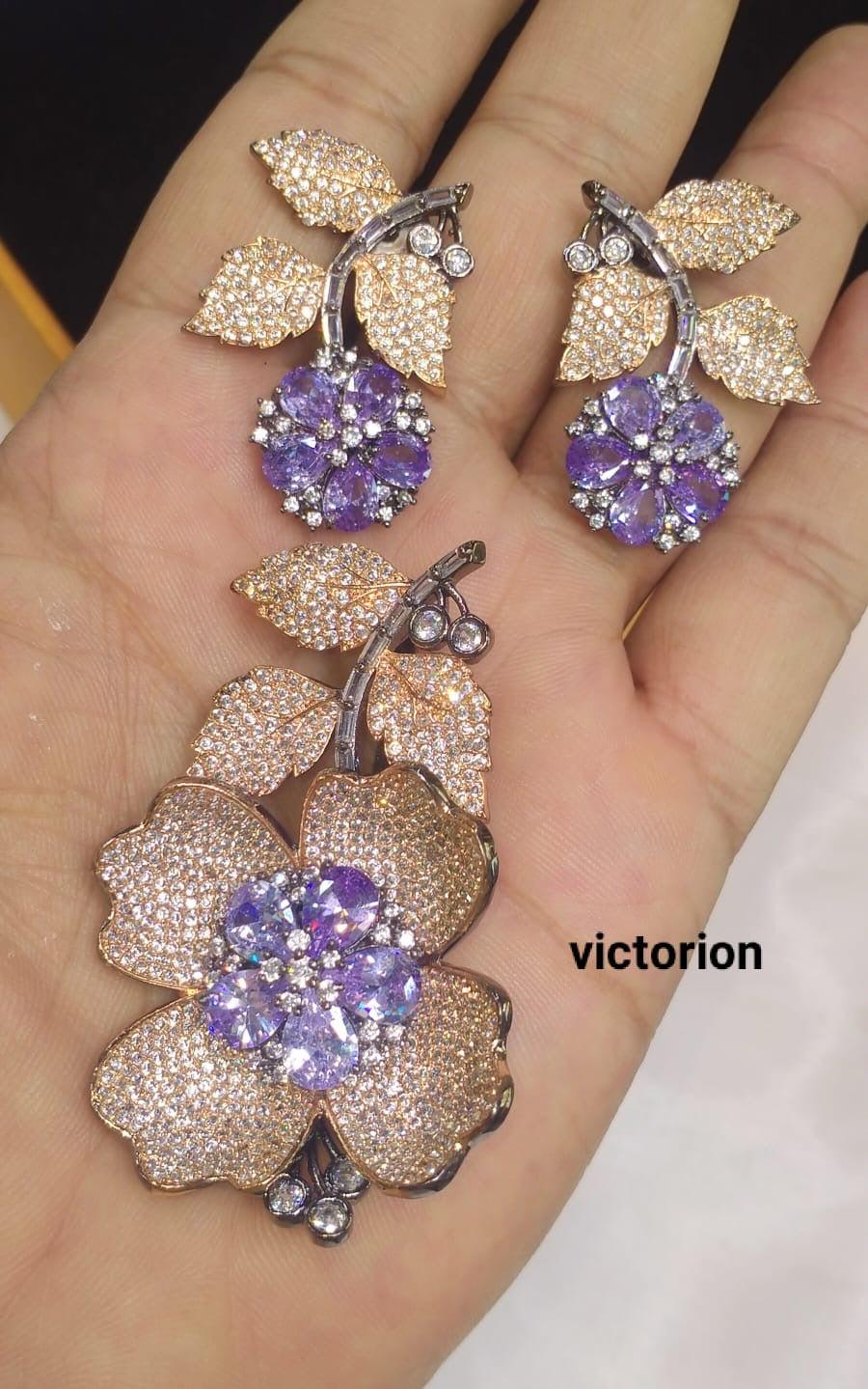 *Pendant set with earrings*