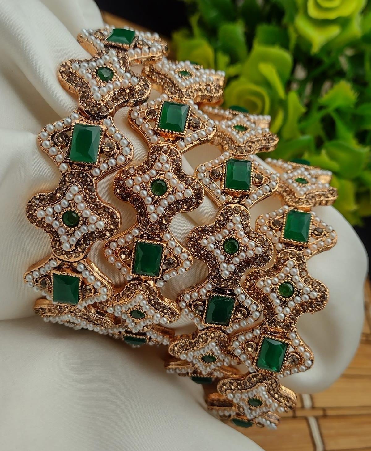 Four pieces bangle set