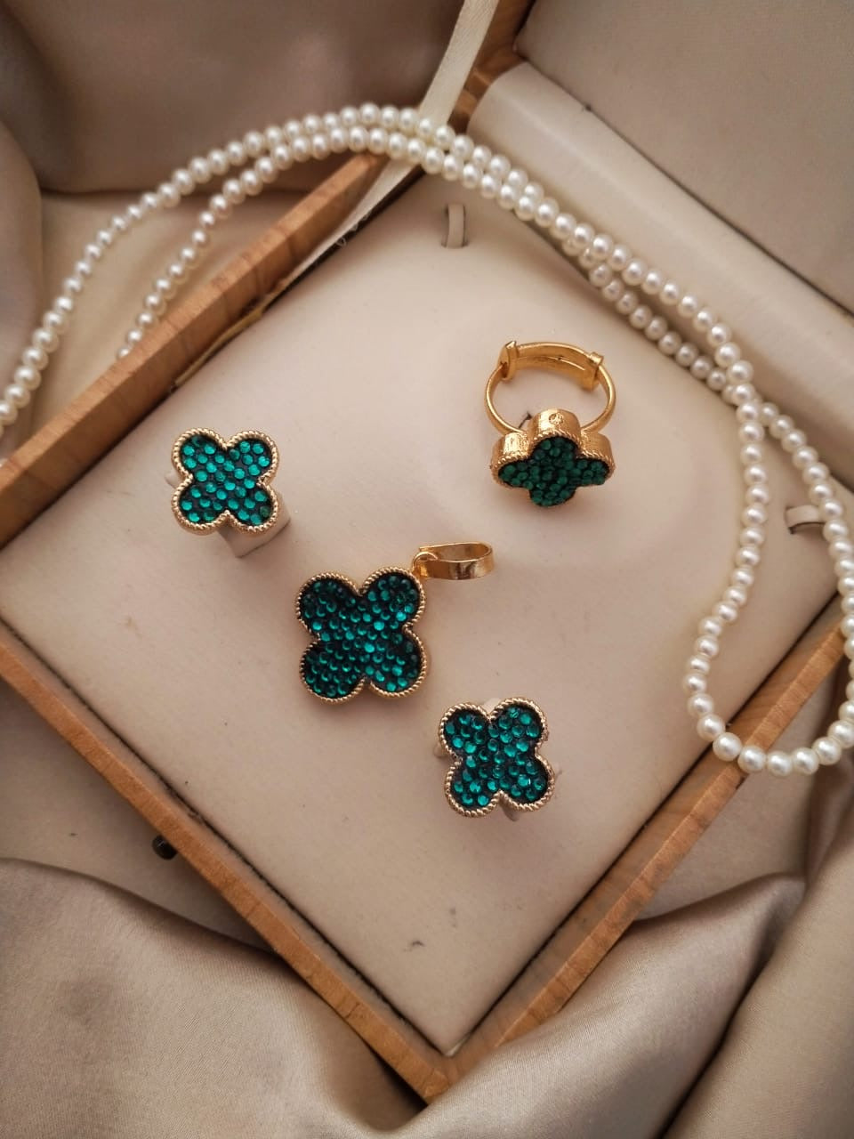 Pendant set with Mala string