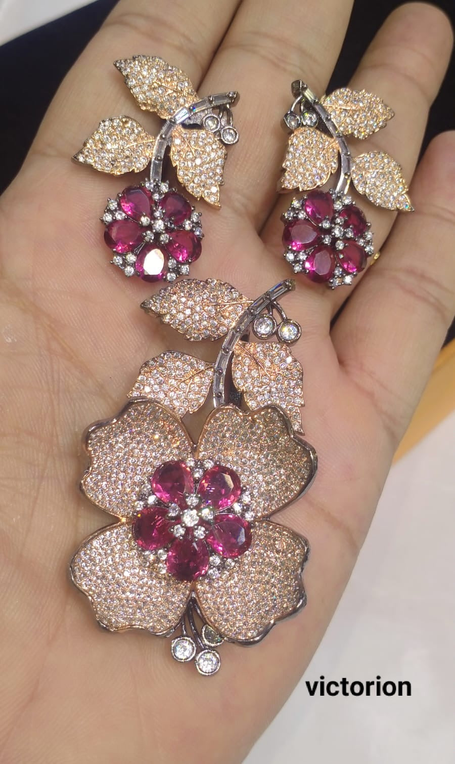 *Pendant set with earrings*
