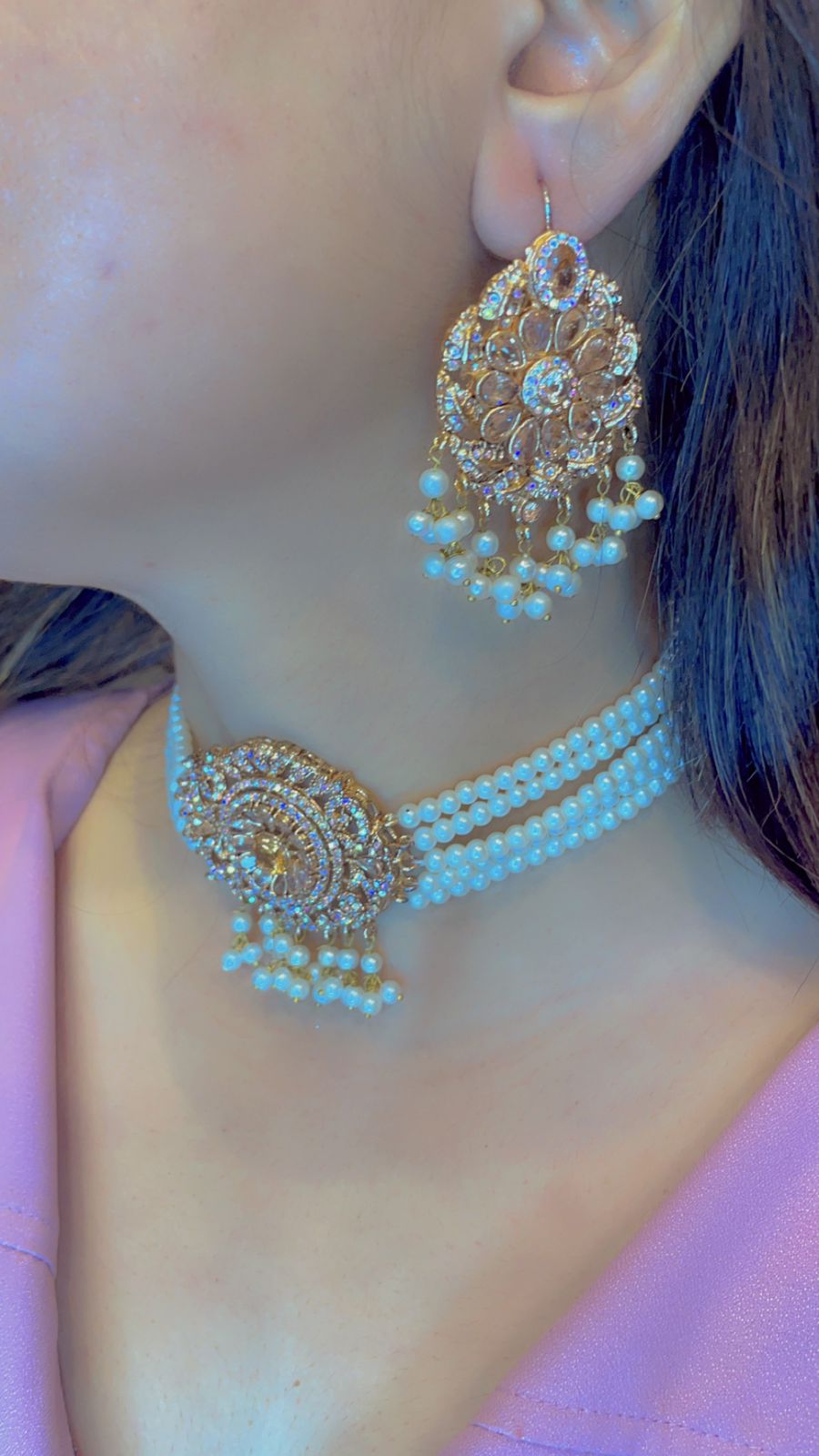Chokar set with stylish earring
Colors available