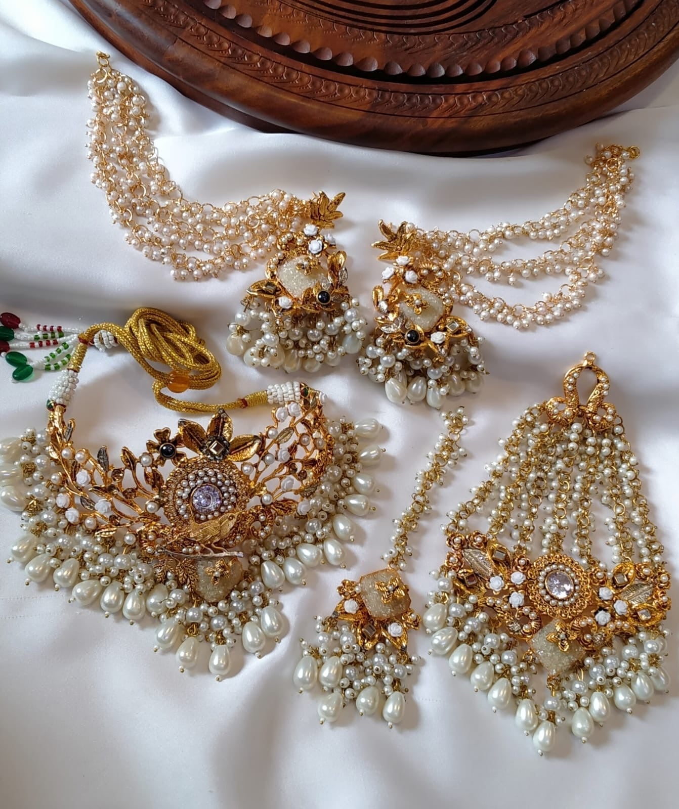 *Handmade crush stone complete bridal kit*
Price without jhumar Rs, 10,800