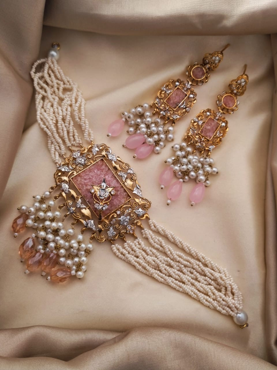 Modern choker sets