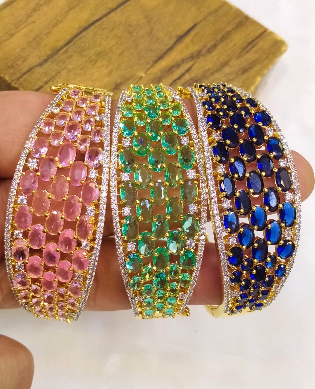 Openable bracelet