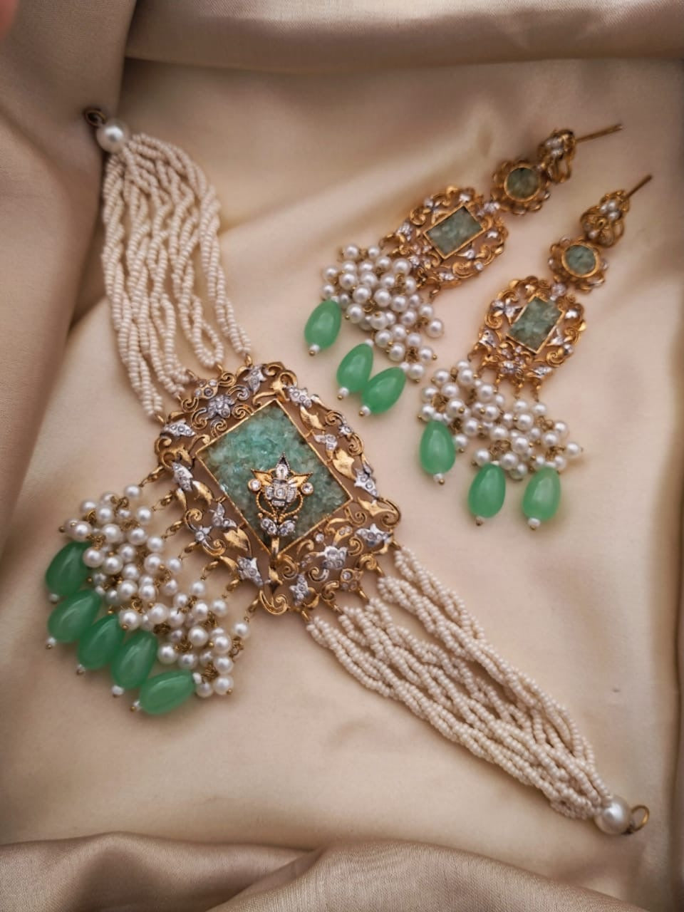 Modern choker sets