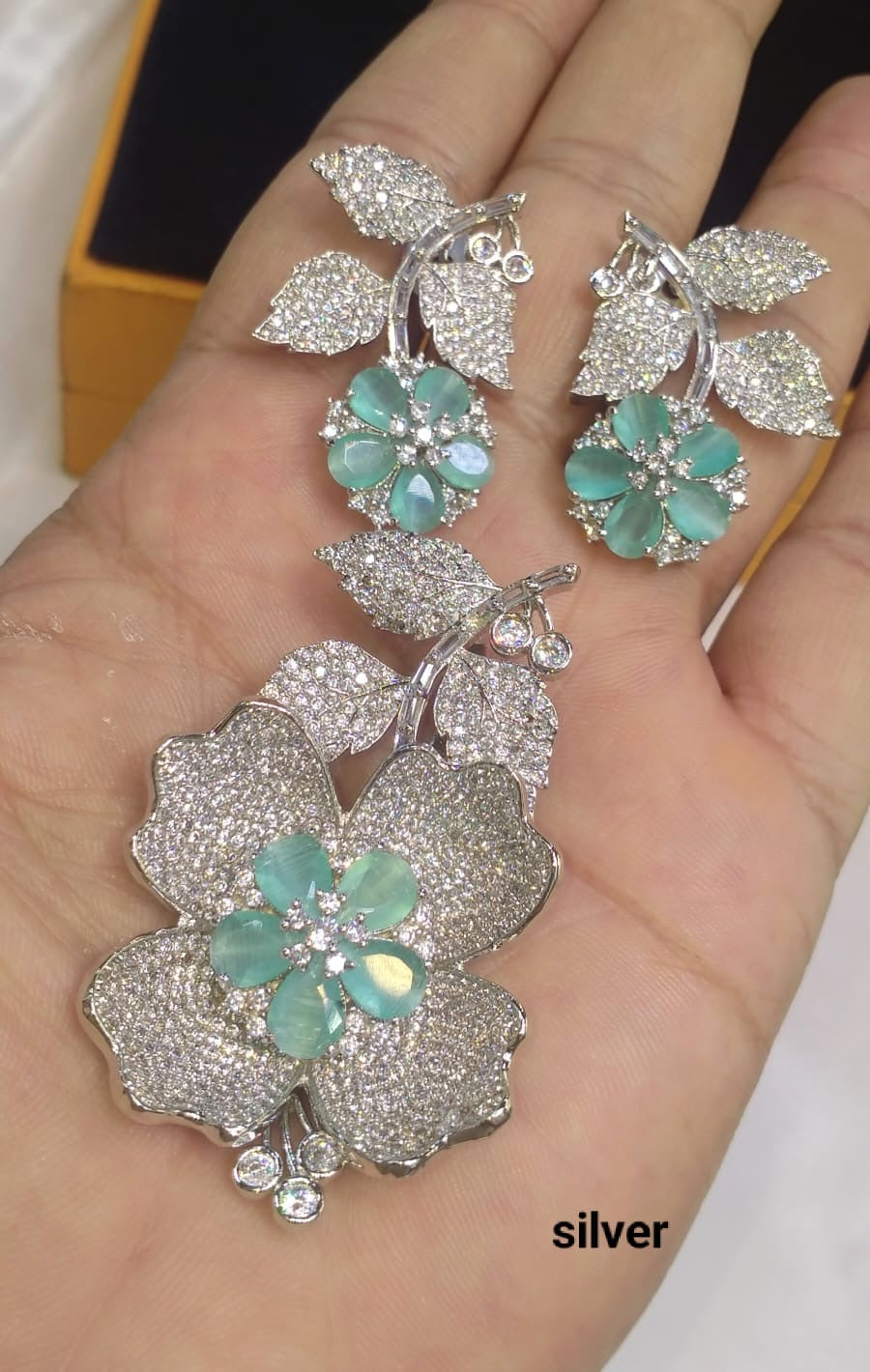 *Pendant set with earrings*