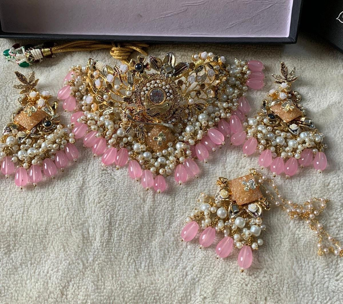 *Handmade crush stone complete bridal kit*
Price without jhumar Rs, 10,800