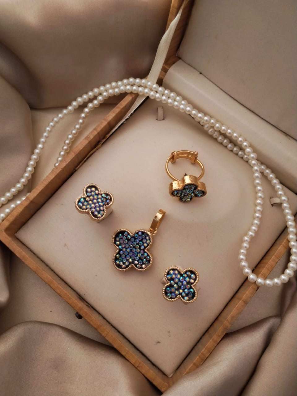 Pendant set with Mala string