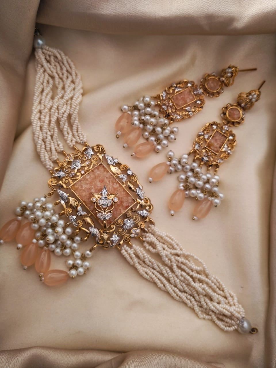 Modern choker sets