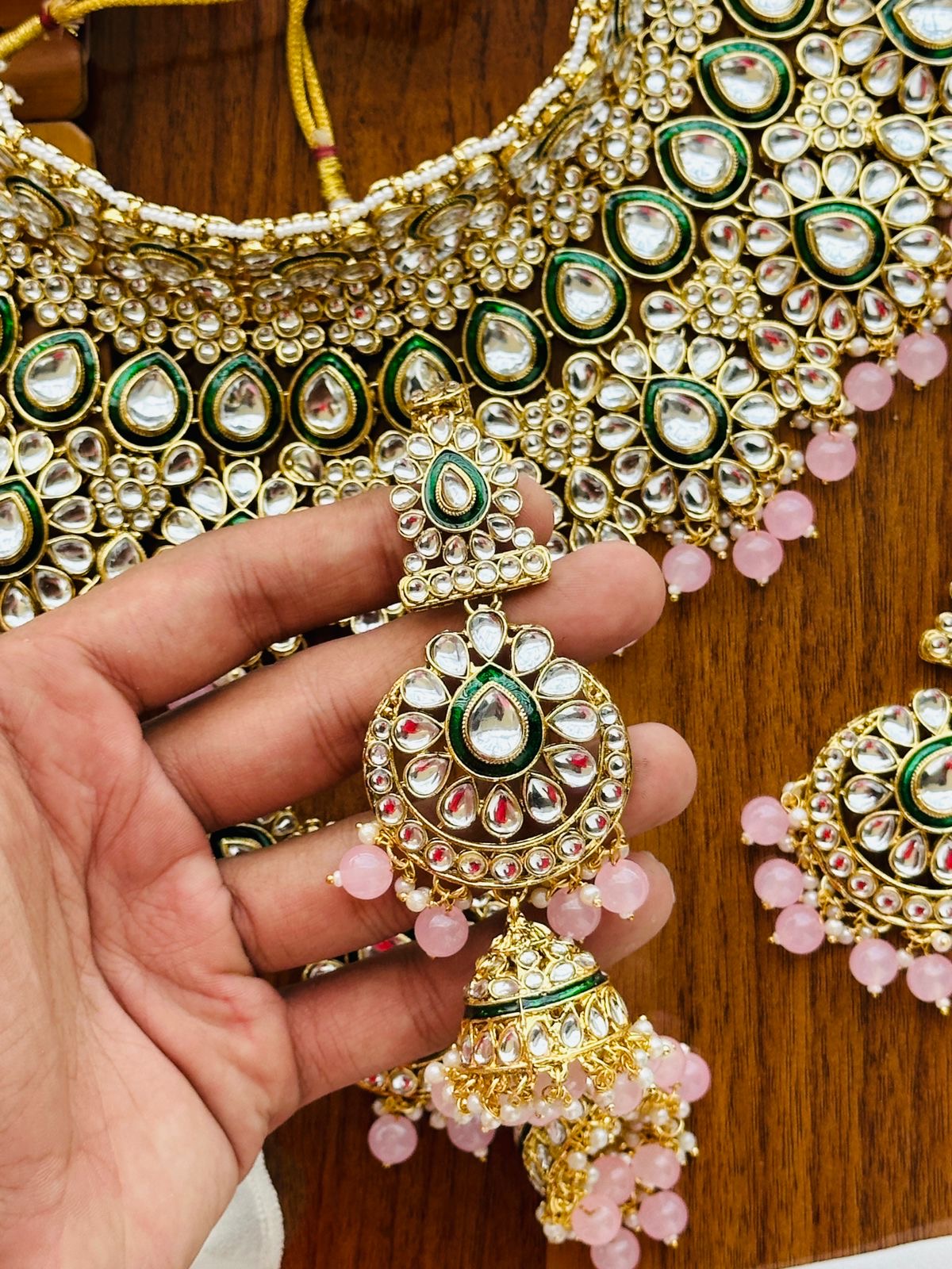 Dabbiii kundan set with centre meenakariii