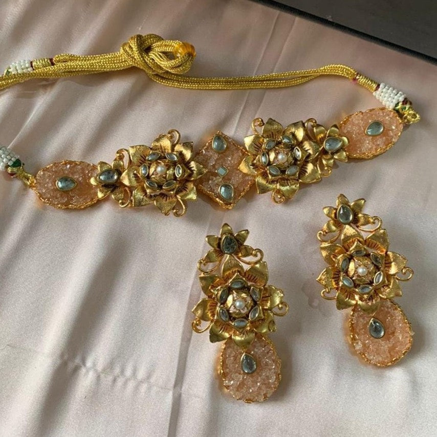 Antique Cut Choker Set